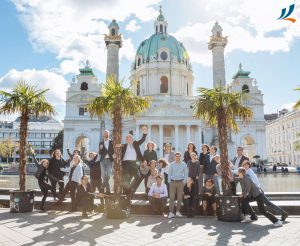 Das Team der KMU Forschung Austria auf dem Karlsplatz mit der Karlskirche im Hintergrund